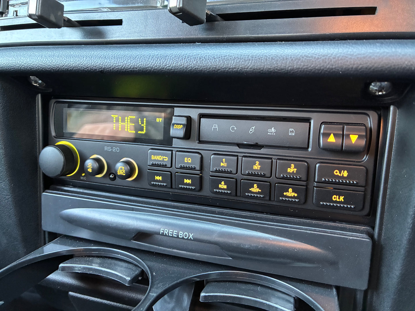 レトロ外観×Bluetooth搭載！旧車に似合う RS-20 クラシックデッキ　レストアGT